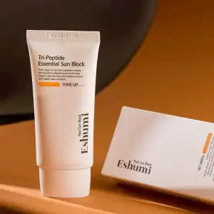 Eshumi Tri-peptide Essential Sun Block SPF50+ PA++++ 70g. 5 Eshumi Tri-peptide Essential Sun Block SPF50+ PA++++ 70g.